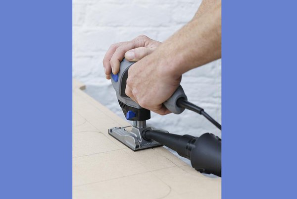 Etape 2 : Découpez vos sections à l’aide de la fraise en carbure multifonctions TR563. En plus des sections pleines (panneau de dessus/panneaux latéraux/panneau frontal), découpez les ouvertures pour la circulation d’air chaud sous le panneau de dessus, à la base du panneau frontal et pour insérer la grille. Réglez la vitesse de découpe sur 8.