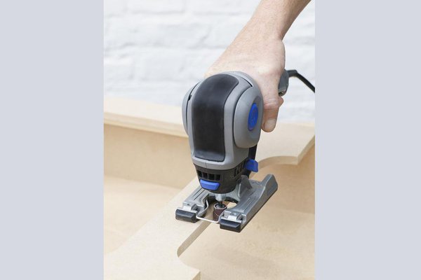 Etape 5 : Poncez légèrement tous les bords que vous avez coupés à l’aide du Dremel TRIO avec le mandrin de ponçage TR407 et la bande de ponçage.