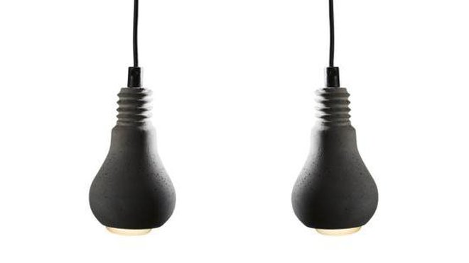 En forme d'ampoule, cette lampe apporte une touche d'humour à la déco. H 14,5 cm. Longueur du câble : 150 cm. Design Tove Adman. 59 €. Lampe Edison Betong. MonBeauBéton, à retrouver sur www.lamaisondannag.com