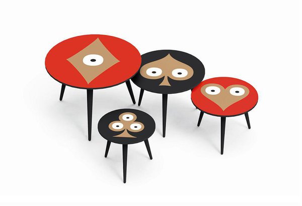 Petites tables basses vendues en exclusivité dans la boutique. Création ich&Kar, collection Pokerface, quatre tailles à partir de 155 € l’une.