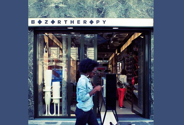 La façade a été conservée et rénovée ; elle retrouve le parement en marbre poli d’esprit vintage.