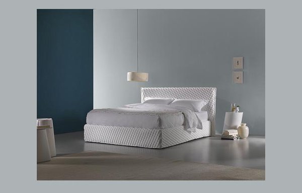 Chez Dorelan toujours, la rédaction de Maison.com est tombée sous le charme de ce lit pour le moins original et cosy. Entre sommier et tête de lit en nid d’abeille blanc assortis, cette literie a tout pour nous faire craquer.