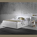 Chez Dorelan, on joue la carte de l’esthétisme avec un lit tout de blanc vêtu, et rehaussé de subtiles touches de couleurs. De quoi réchauffer l’atmosphère de la pièce avec goût.