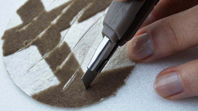 6- Faites des fentes avec le cutter à l'intérieur du cercle