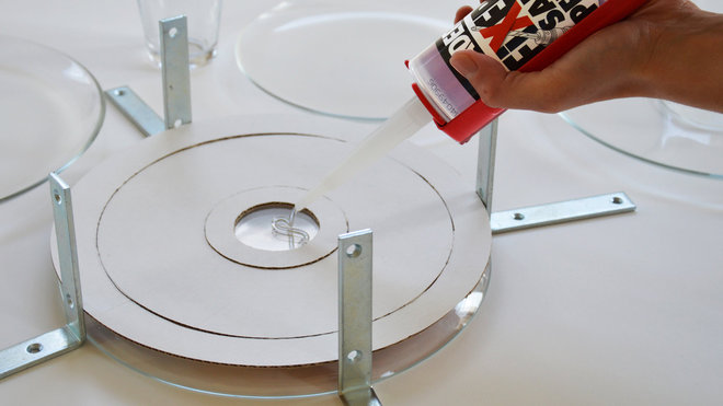 Déposez de la colle au centre du gabarit évidé. Enlevez le gabarit.