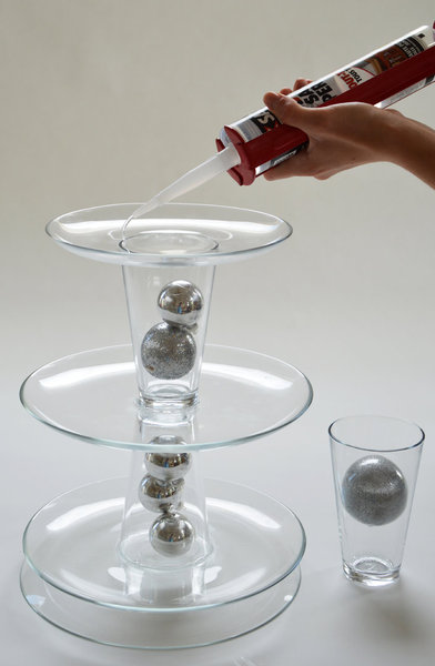 Déposez un filet de colle circulaire au centre de l'assiette.