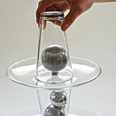 Introduisez une boule de Noël à l'intérieur du dernier verre collé au centre de l'assiette.