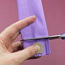 Découpez le papier crépon dans le sens du grain.