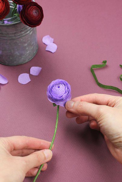 Ecartez les pétales pour donner de la vie à la fleur