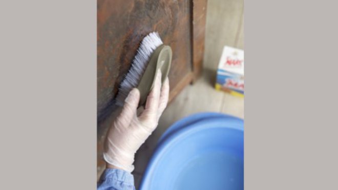 Etape 1 : Commencez par lessiver l’armoire à l’aide de 200 g de lessive Saint-Marc, délayé dans 1 litre d’eau tiède, et d’une brosse tendre, en veillant à suivre le sens naturel des fibres du bois.