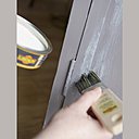 Etape 6 : Quand la peinture est sèche, vous pouvez appliquer l’effet patiné blanc, toujours au pinceau plat.