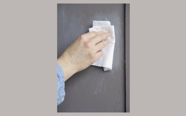 Etape 7 : Peaufinez le rendu en appliquant l’effet patiné blanc, au chiffon, cette fois.