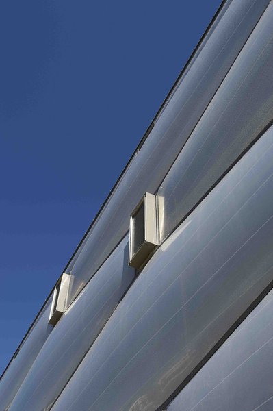 Les coussins XXL, jusqu’à 19 mètres de large pour les plus grands, sont surdimensionnés à la limite de la résistance du matériau gonflé à l’air pulsé (films entre 100 et 300 microns).