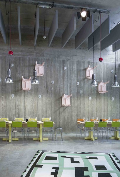 Ludique, l’espace offre une fantaisie chaleureuse et confortable qui permet de se sentir immédiatement à son aise et de s’approprier facilement les lieux.