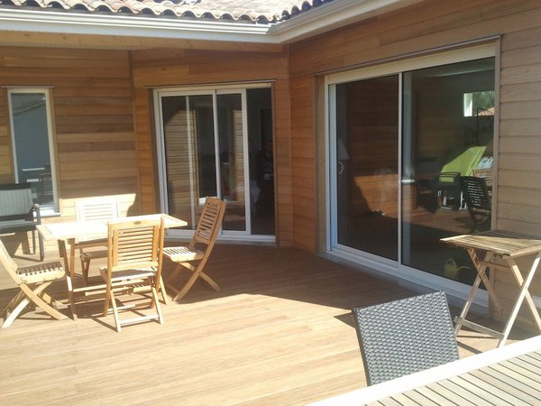 Étape 10 : Remise des clés pour profiter immédiatement de la terrasse.