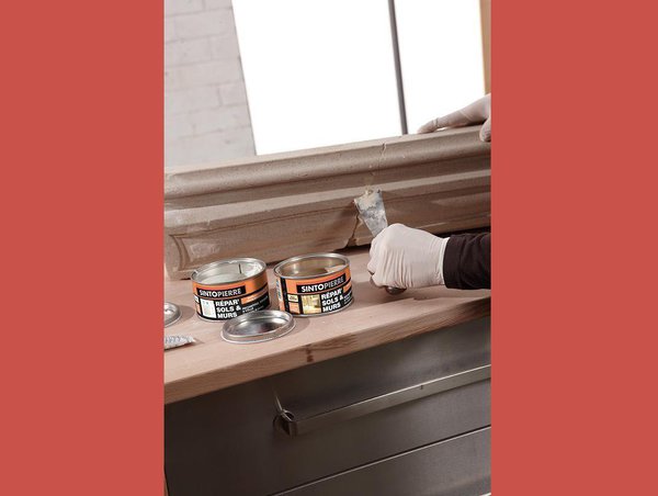 Etape 3 : Égaliser et combler les manques. Réaliser un coffrage si nécessaire. Laisser sécher les éléments de la cheminée ​et poncer.