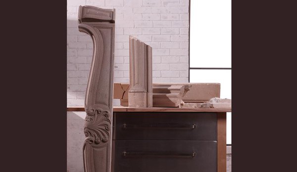 Avant: les éléments de la cheminée se sont fragilisés avec le temps et un des jambages est cassé en plusieurs parties.