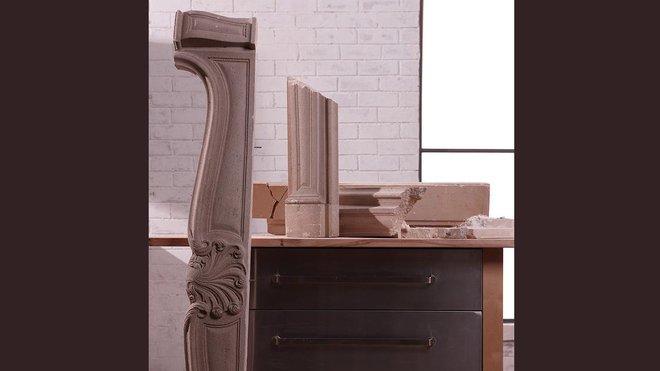 Avant: les éléments de la cheminée se sont fragilisés avec le temps et un des jambages est cassé en plusieurs parties.