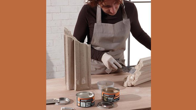 Etape 1 : Enlever les parties friables, poncer ou brosser à l’aide d’une brosse métallique, puis dépoussiérer soigneusement les parties de la cheminée à réparer. Le support doit être parfaitement sec.