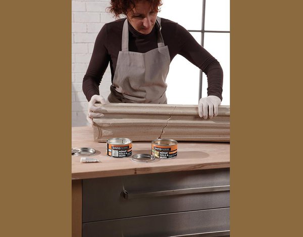 Etape 2 : Choisir une couleur de mastic adaptée à la teinte dominante de la pierre de la cheminée ou ajuster avec d’autres couleurs. Mélanger d’abord les mastics entre eux, puis ajouter le durcisseur. Procéder par petites quantités pour éviter un durcissement trop rapide. Appliquer le mélange sur les parties à recoller, puis assembler les parties entre elles. Enlever l’excédent et lisser soigneusement. A l’inverse d’une colle, le mastic va se confondre totalement dans le support. Laissez sécher quinze à vin