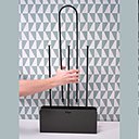 Dans un esprit gain de place très fonctionnel, pelle et balayette se rangent de chaque côté du dock. De quoi faire place nette au coin du feu.