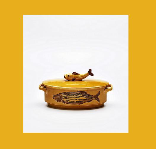 Haute en couleurs, cette terrine à harengs est l’œuvre de la faïencerie Staffel (Hesse, Allemagne). Réalisée en grès vernissé, elle date des années 1950 et « a été produite pour un usage professionnel (restaurants, brasseries) et une recette de harengs marinés a été inscrite sur son flanc en y reproduisant la forme du poisson. »