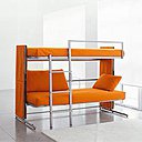 Puis, d’une main, vous pouvez déployer la barrière et l’échelle, pour laisser place à deux lits superposés, robuste et astucieux. Doc est une solution qui permet donc de coucher non pas une, mais deux personnes, dans un esprit gain de place à souhait.