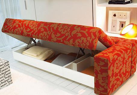 Outre un indéniable côté déco Atoll intègre d’astucieux coffres dans sa structure. Un espace de rangement supplémentaire, idéal pour accueillir votre linge de lit par exemple, ou vos oreillers et couvertures.