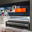 Grâce à un astucieux système, qui permet de ne pas avoir à déplacer quoi que ce soit dans la pièce, le canapé à la structure basse Kali90, se transforme en couchage pour une personne.