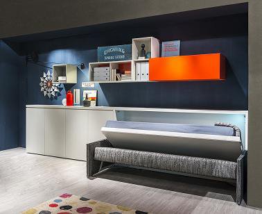 Grâce à un astucieux système, qui permet de ne pas avoir à déplacer quoi que ce soit dans la pièce, le canapé à la structure basse Kali90, se transforme en couchage pour une personne.