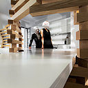 Doublement accessible, la table de repas peut être utilisée côté cuisine et côté salle à manger comme salon.