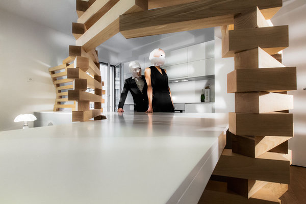 Doublement accessible, la table de repas peut être utilisée côté cuisine et côté salle à manger comme salon.