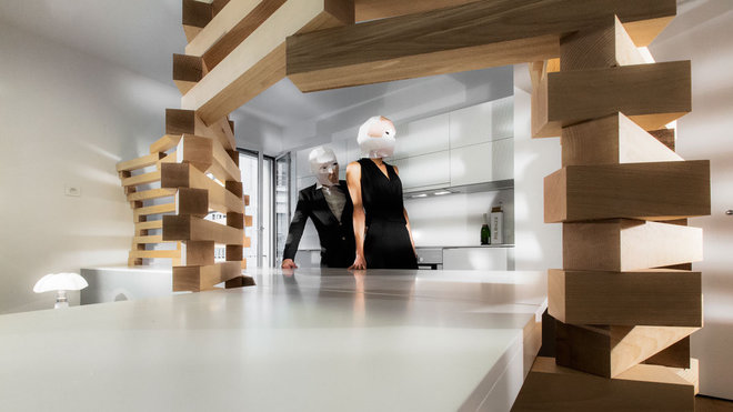 Doublement accessible, la table de repas peut être utilisée côté cuisine et côté salle à manger comme salon.