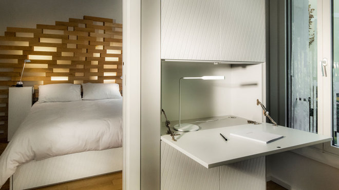 Un bureau, avec tablette rabattable se cache dans les placards, près de la porte de la chambre.