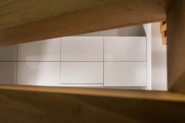 Les façades des rangements sont personnalisées par un jeu de diagonales qui jouent avec le treillis du claustra.