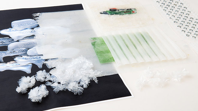 Bosch Glue it de Malou Messien "Propose ses services pour menus de pizzerias, ventes flash, braderies et destockages divers. Offre spéciale : propose communication adhésive de marque Bosch".