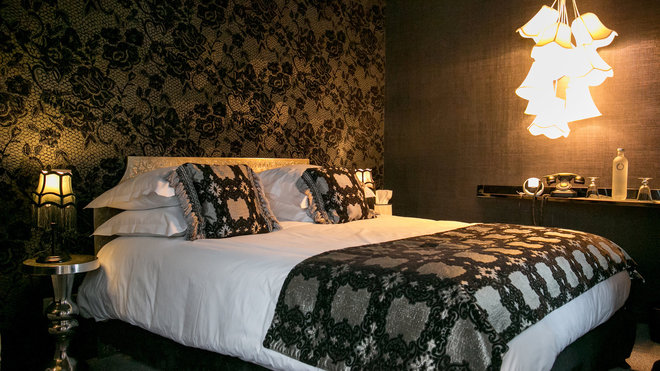 L'une des chambres de l'hôtel dans un esprit « Bohême ».