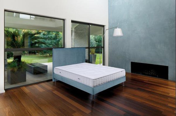 Bultex signe un matelas caractérisé par un soutien extra ferme, doublé d’un accueil moelleux, le tout renforcé par 5 zones de confort, adaptées à votre morphologie.