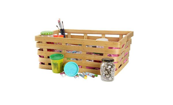 Dans un bureau ou un atelier, faites place nette grâce à ce grand panier en bois rectangulaire.