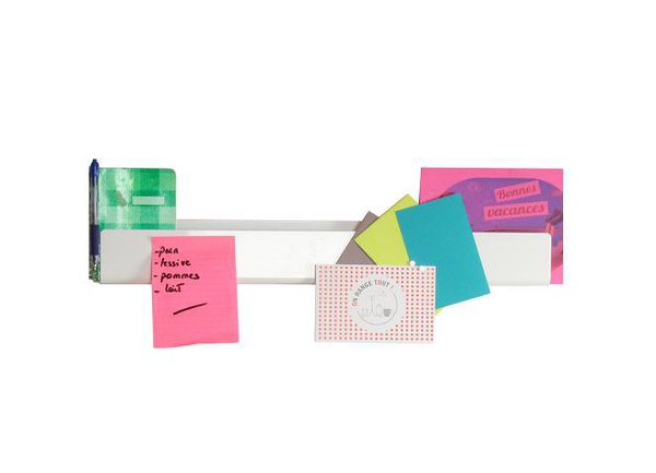 Dans l’entrée, pour tout ranger en 4ème vitesse, quoi de plus pratique qu’un vide-poche mural métallique, doté d’aimants !