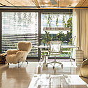 Un coin bureau est aménagé pour le bien être et le confort de ses occupants. Des stores orientables et des rideaux occultants filtrent la lumière selon les heures de la journée.