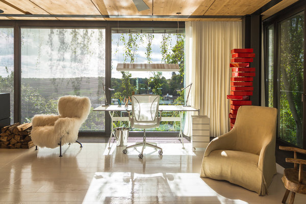 Un coin bureau est aménagé pour le bien être et le confort de ses occupants. Des stores orientables et des rideaux occultants filtrent la lumière selon les heures de la journée.