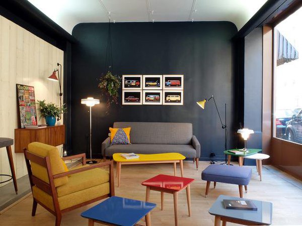 Située à proximité du Square des Batignolles, la nouvelle boutique Kann Design offre une ambiance rétro à souhait, idéale pour découvrir la sélection de meubles d'une élégante simplicité, modulables et à prix abordables.