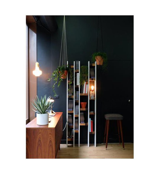 Kann Design édite des meubles design fifties, à l’image de cette bibliothèque, signée Nicola Santini et  Pier Paolo Taddei. Outre une élégante structure en bois de hêtre laqué, elle est réalisée grâce à des chutes de bois d’essences nobles, qui composent les étagères, selon une distribution aléatoire.