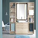 Les deux portes ajourées sont équipées de rangements pour les produits de toilette. Tous les recoins sont exploités et de larges tiroirs de rangement ferment le plan vasque.