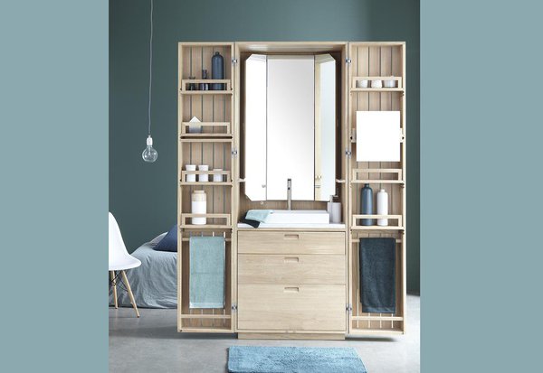 Les deux portes ajourées sont équipées de rangements pour les produits de toilette. Tous les recoins sont exploités et de larges tiroirs de rangement ferment le plan vasque.