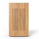 Ajourée de rainures pour l’aération, la Cabine se referme comme une armoire classique, laissant apparentes les veinures du bois massif.