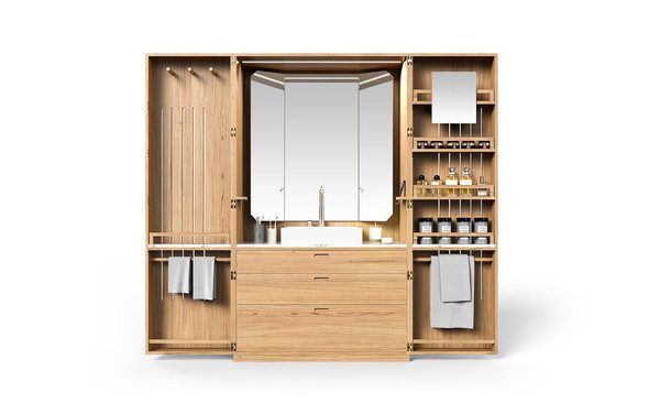 Les détails sont soignés, réalisés en chêne massif à la manière d’un meuble d’ébéniste : charnière ajustée, poignées encastrées, patères et étagères.