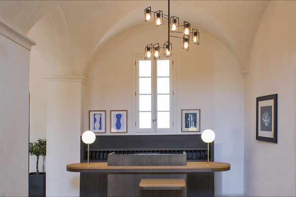 Avec ses lignes sobres, la réception est conçue dans la continuité de l’ascétisme de l’architecture historique. Le lustre est une création du Studio Putman.