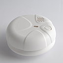 Obligatoire, le détecteur de fumée doit être installé de préférence à proximité des chambres dans un appartement. Et il est fortement recommandé d'en installer un par étage dans les maisons. Gazinox.